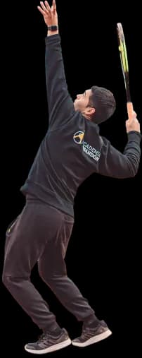 Imagen de Claudio haciendo un saque de tenis